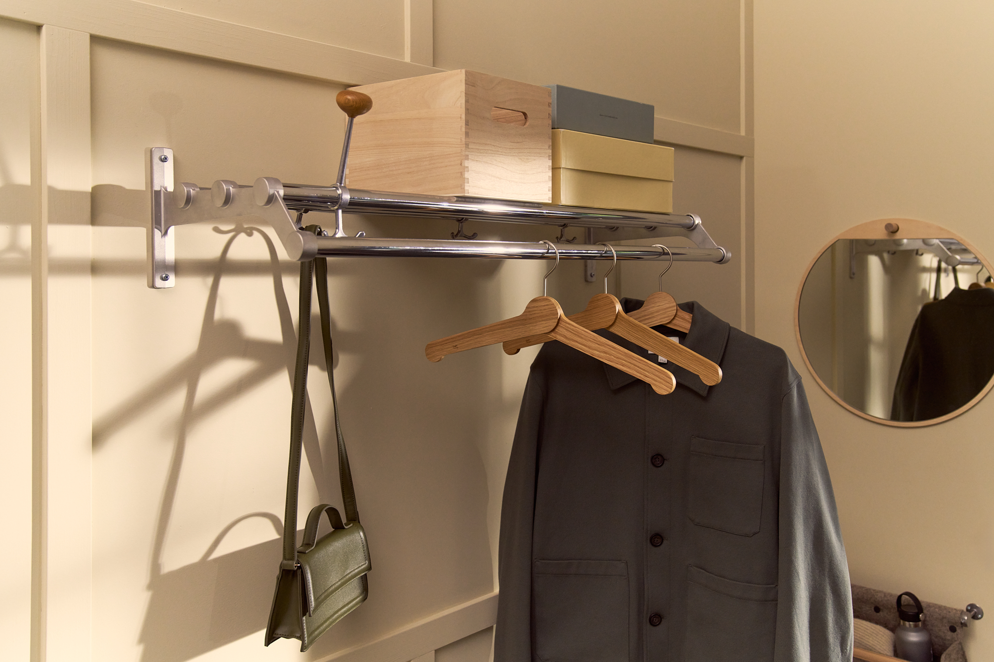 Shiny look with Nostalgi 291 hat rack in chrome and aluminium together with Nostalgi hanger in oak and Tillbakablick mirror gives function in the hallway