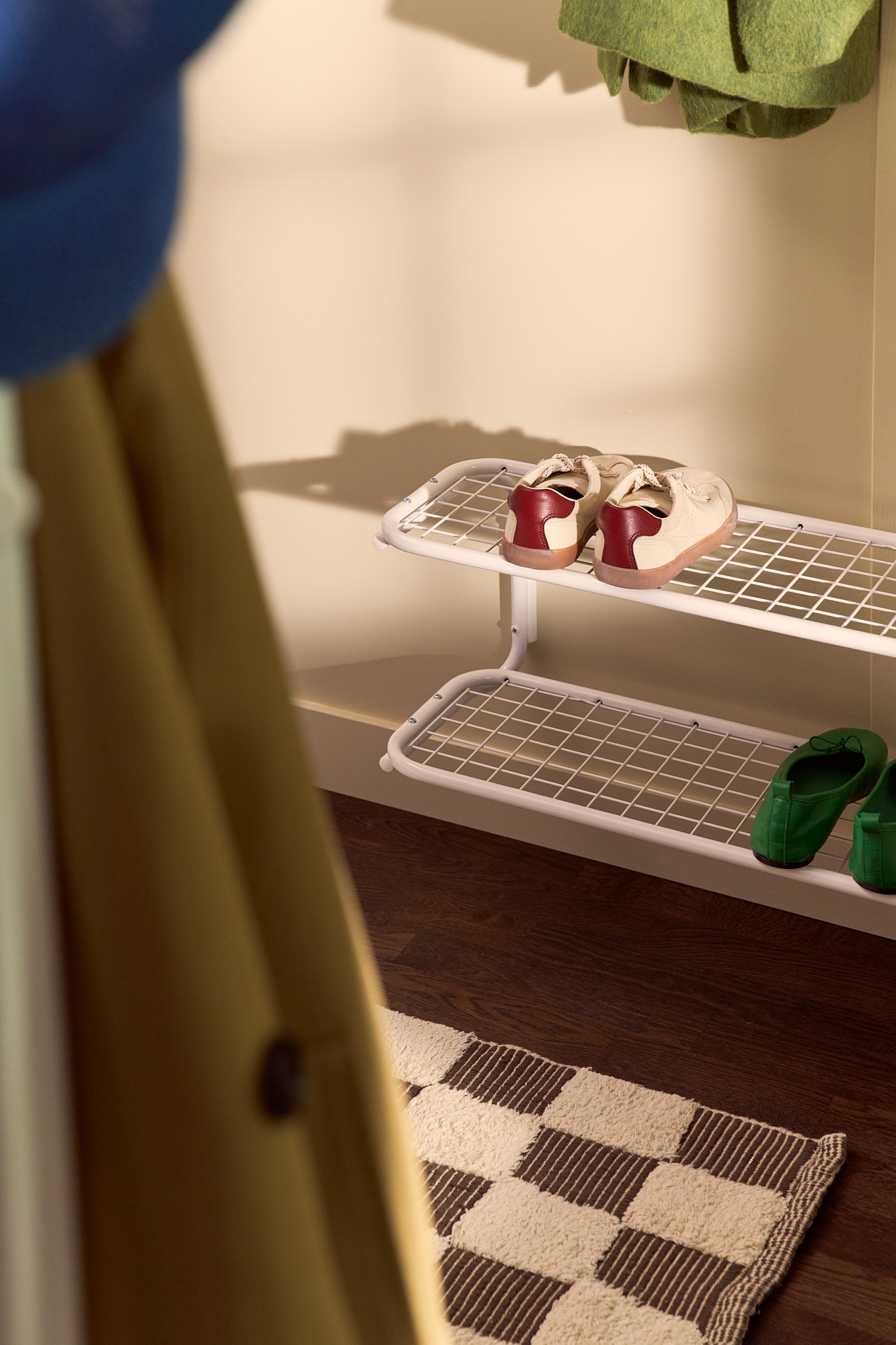 Classic shoe rack in white