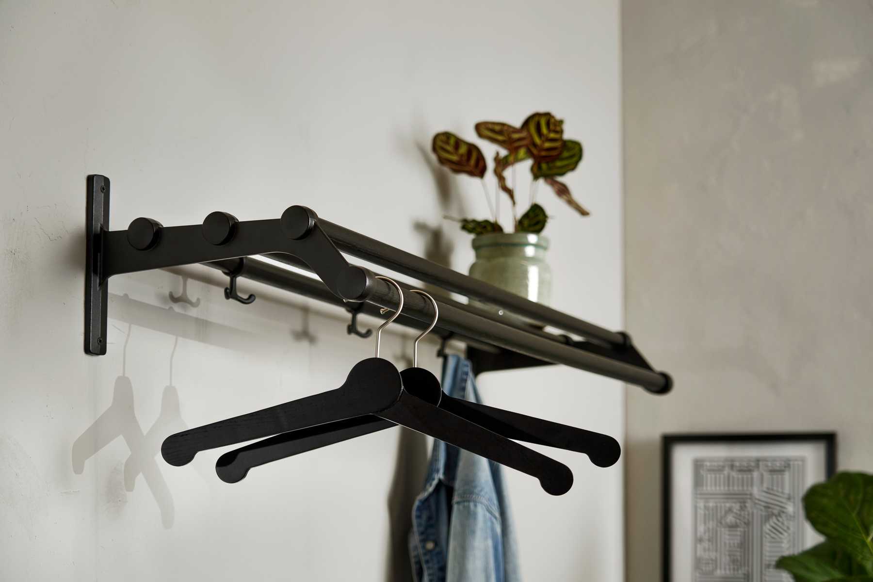 Nostalgi 291 hat rack and Nostalgi hanger in black