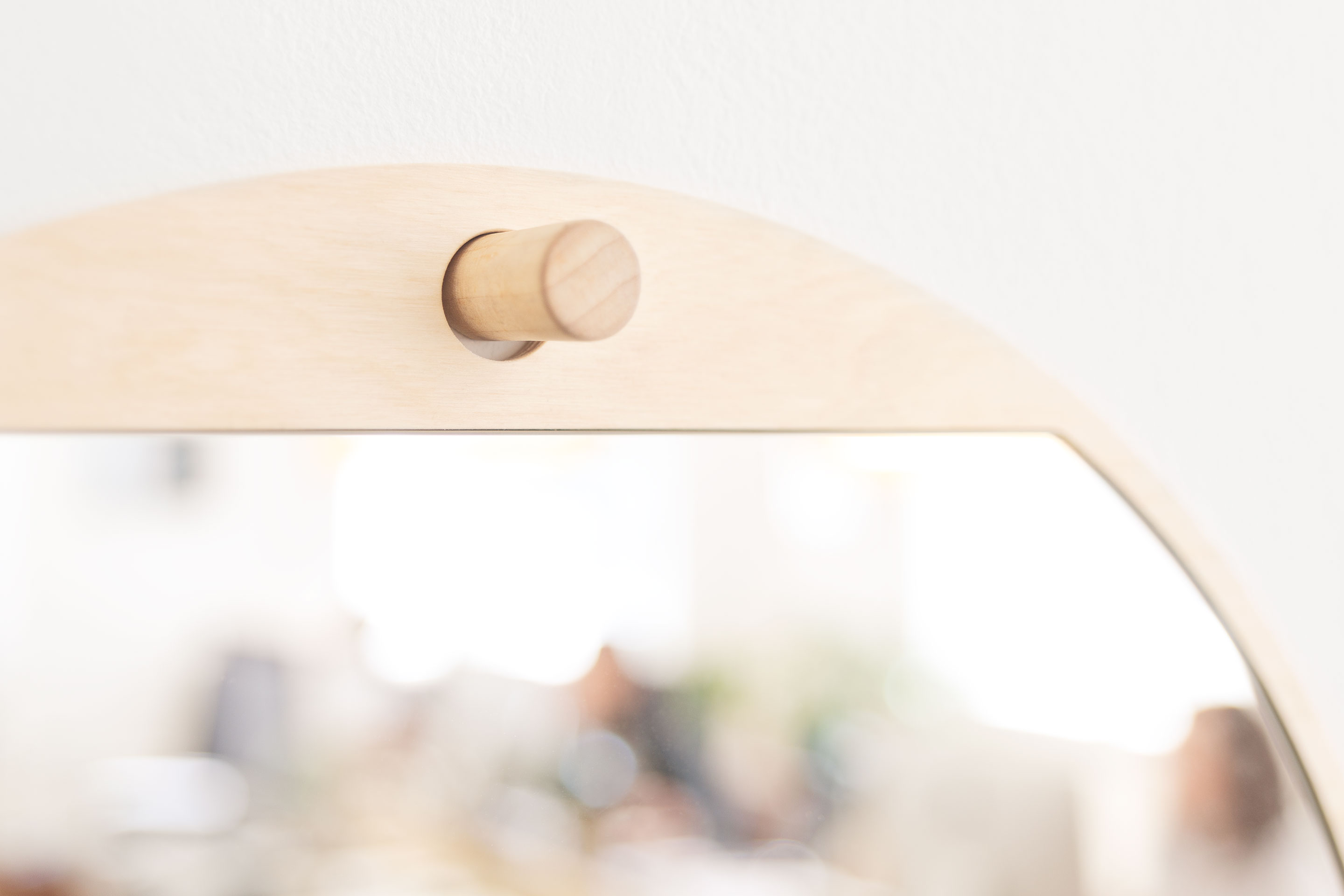 Details Tillbakablick mirror round in birch