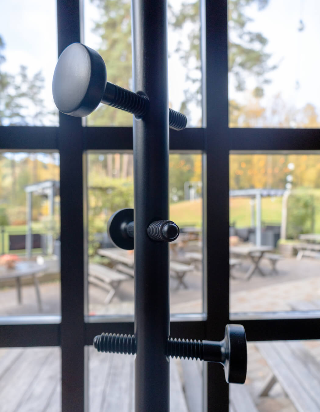 Skruvad coat stand in black.