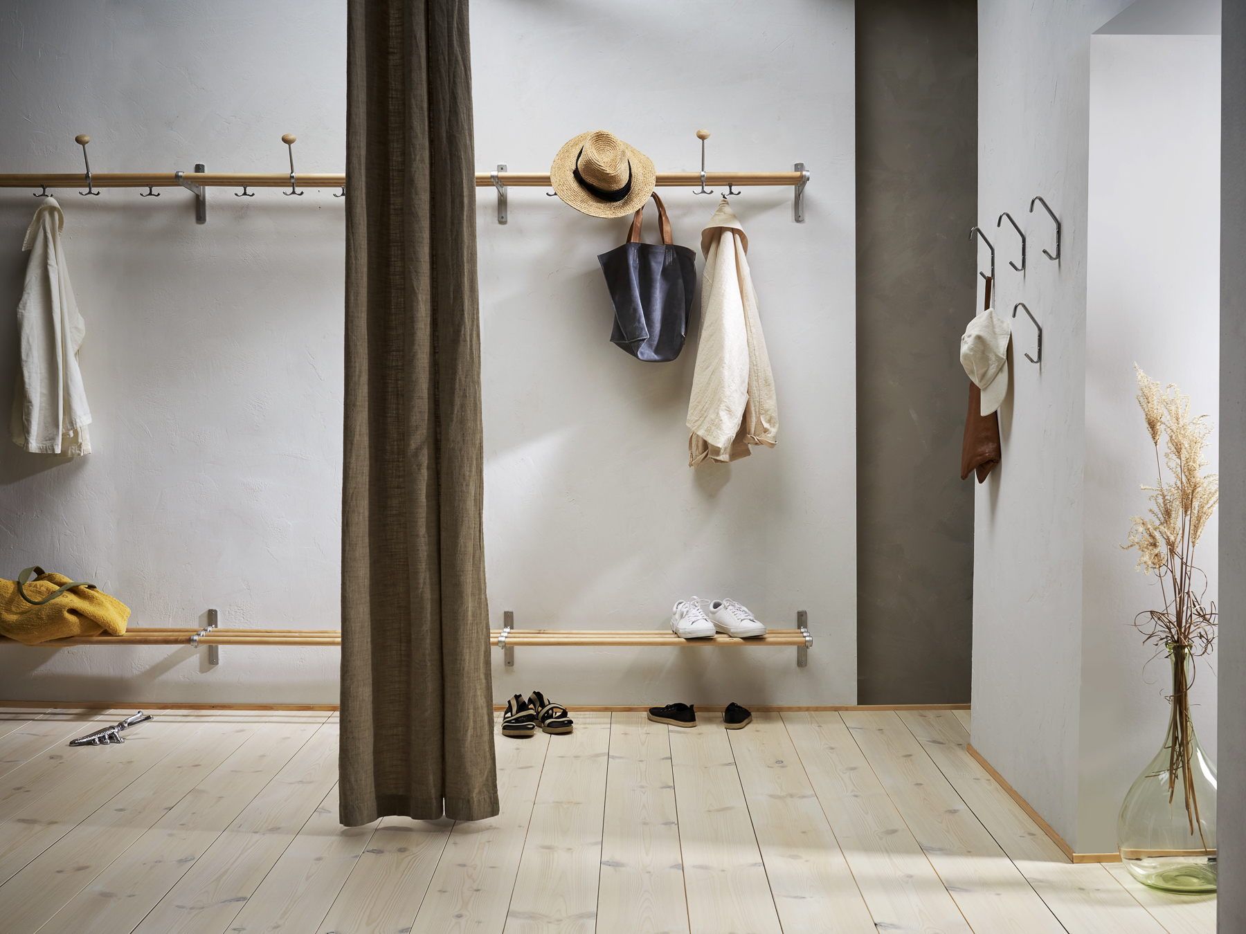 An airy entryway with the flexible Nostalgi hat & shoe rack in birch and aluminium
