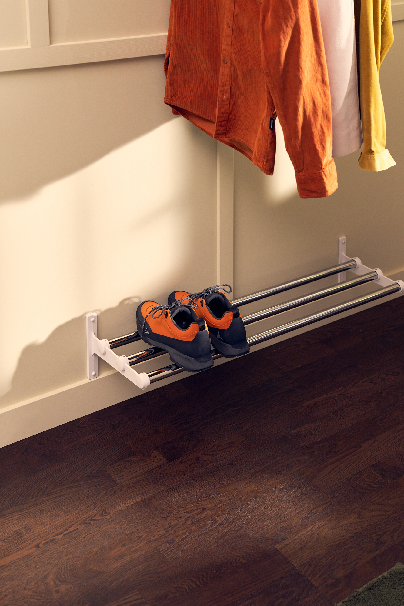 Nostalgi hat & shoe rack in chrome and white used as a shoe rack