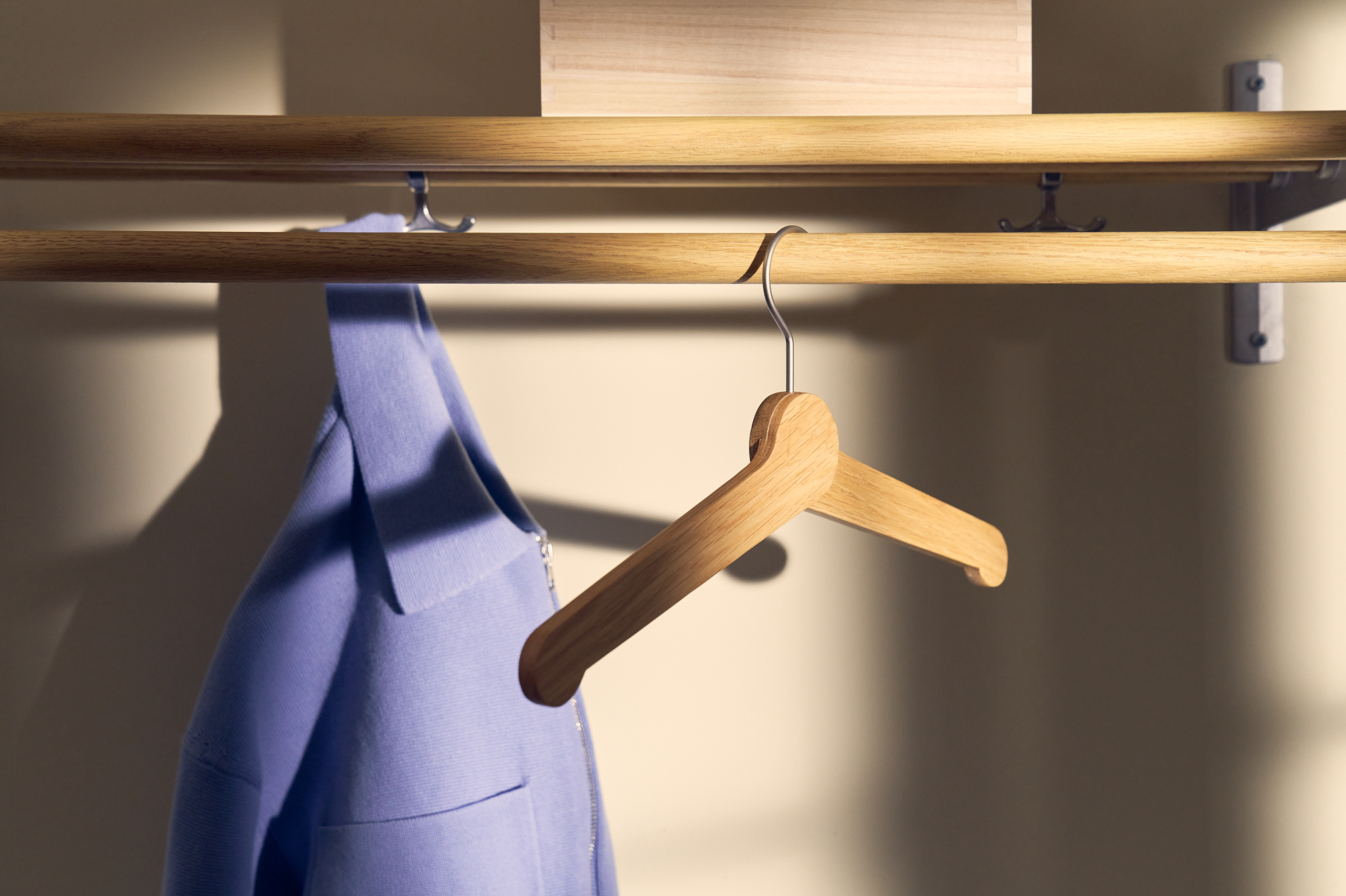 Nostalgi 291 hat rack in oak, aluminium and Nostalgi hanger in oak