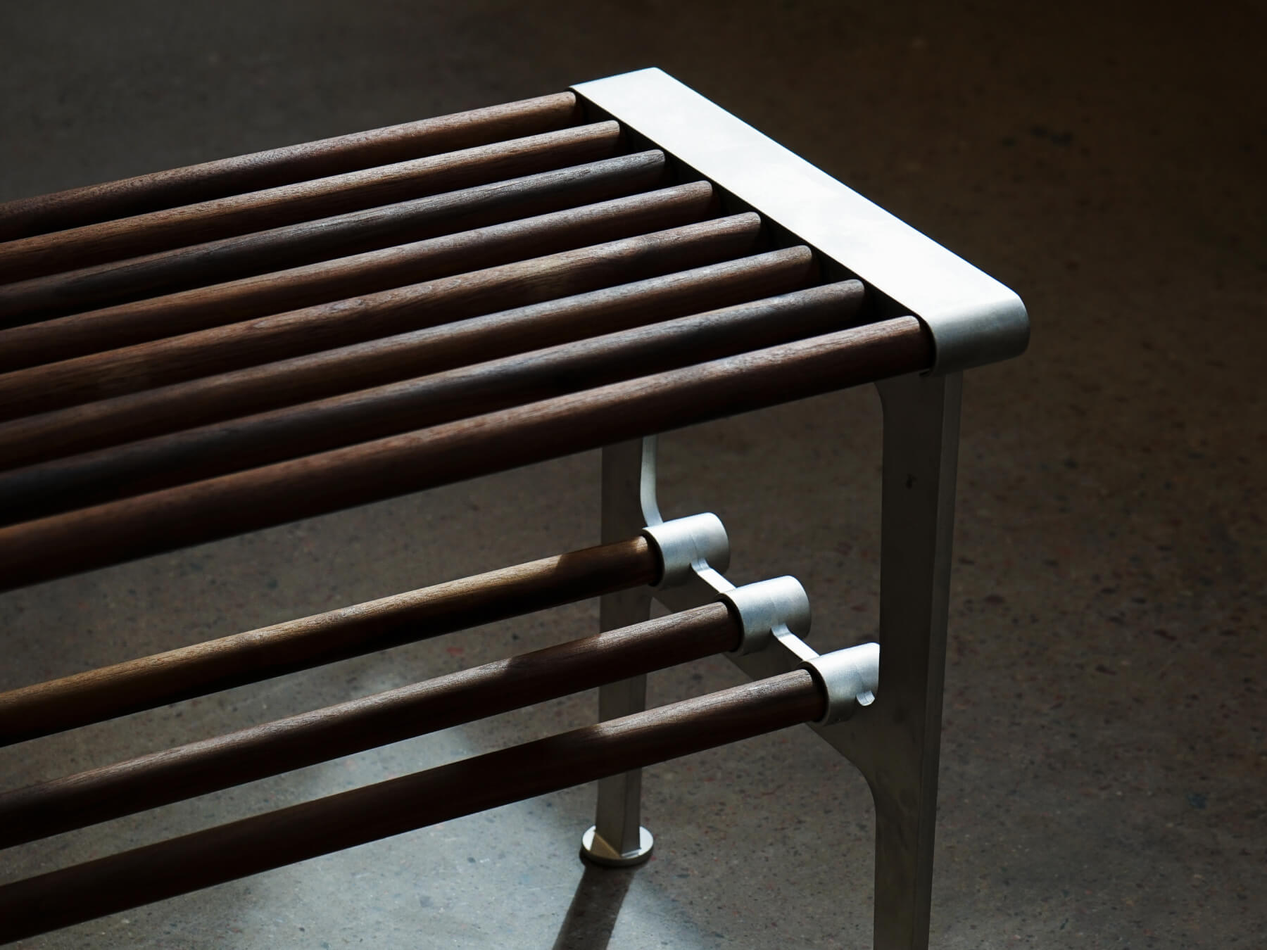 Nostalgi bench in walnut and aluminium