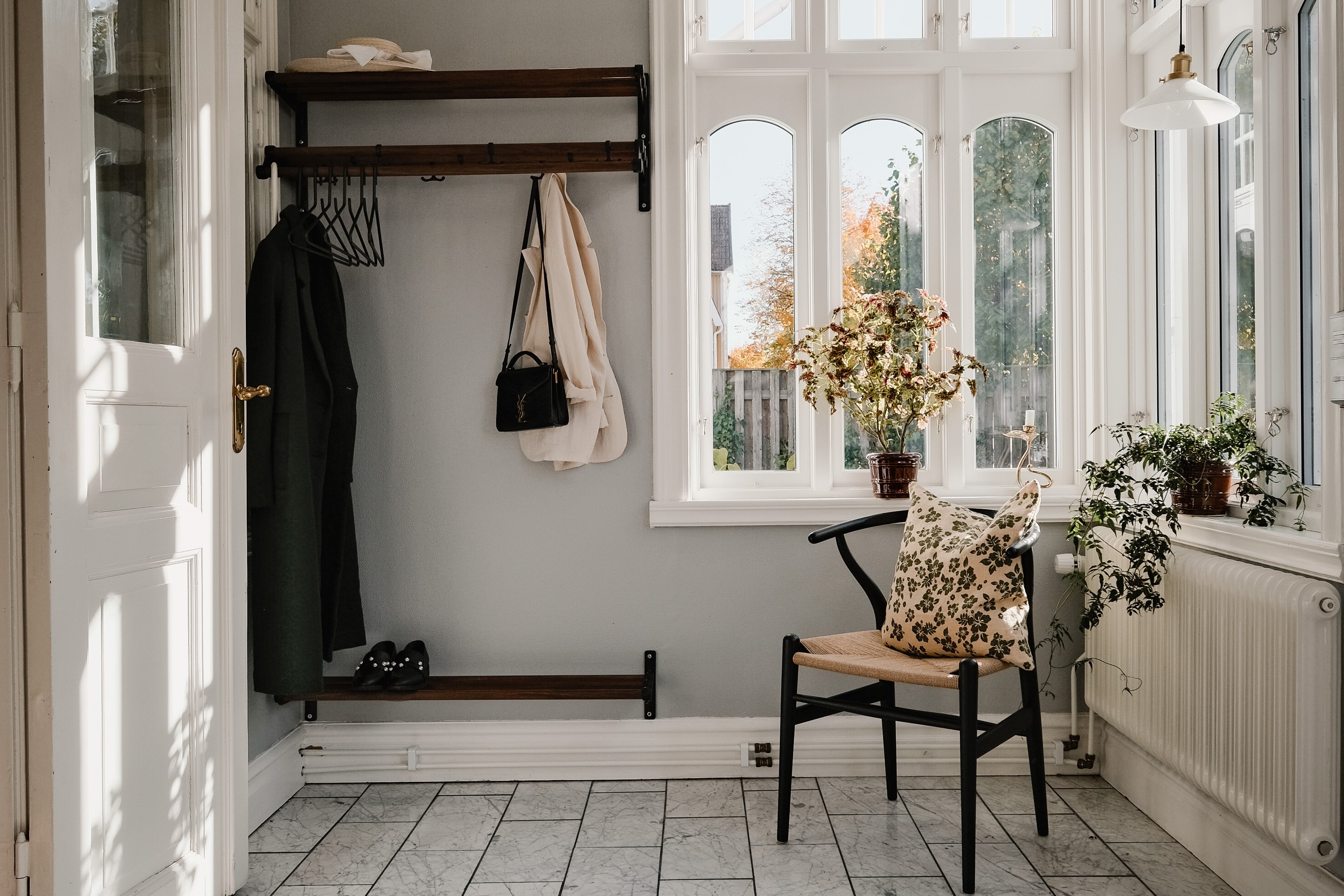 Nostalgi racks in walnut and black in a bright but cozy entryway