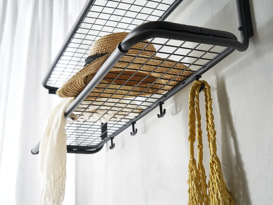 A summer breeze with Classic hat rack in black, perfect for your hats
