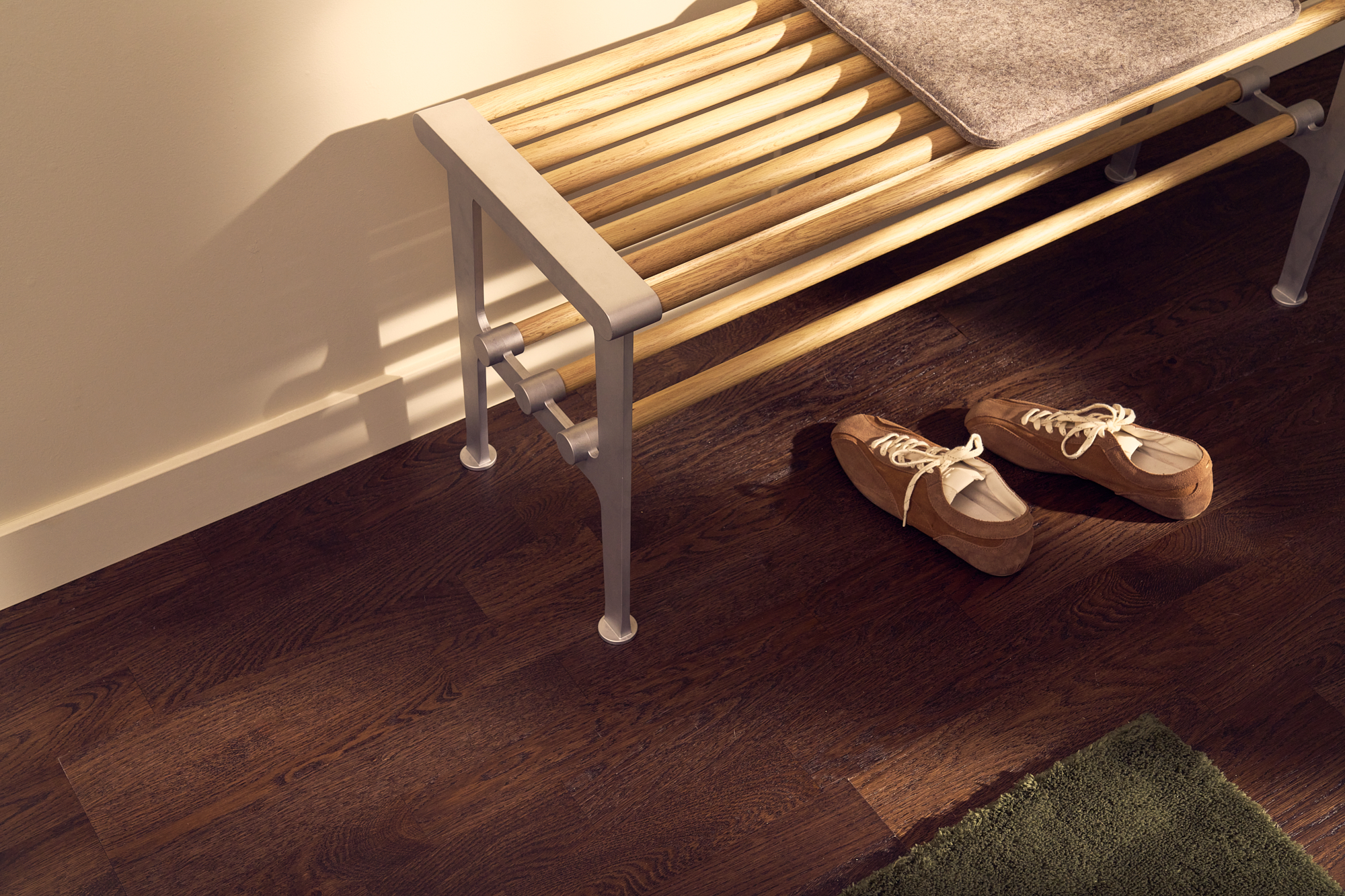 Nostalgi bench in oak and aluminium perfect match to the dark floor
